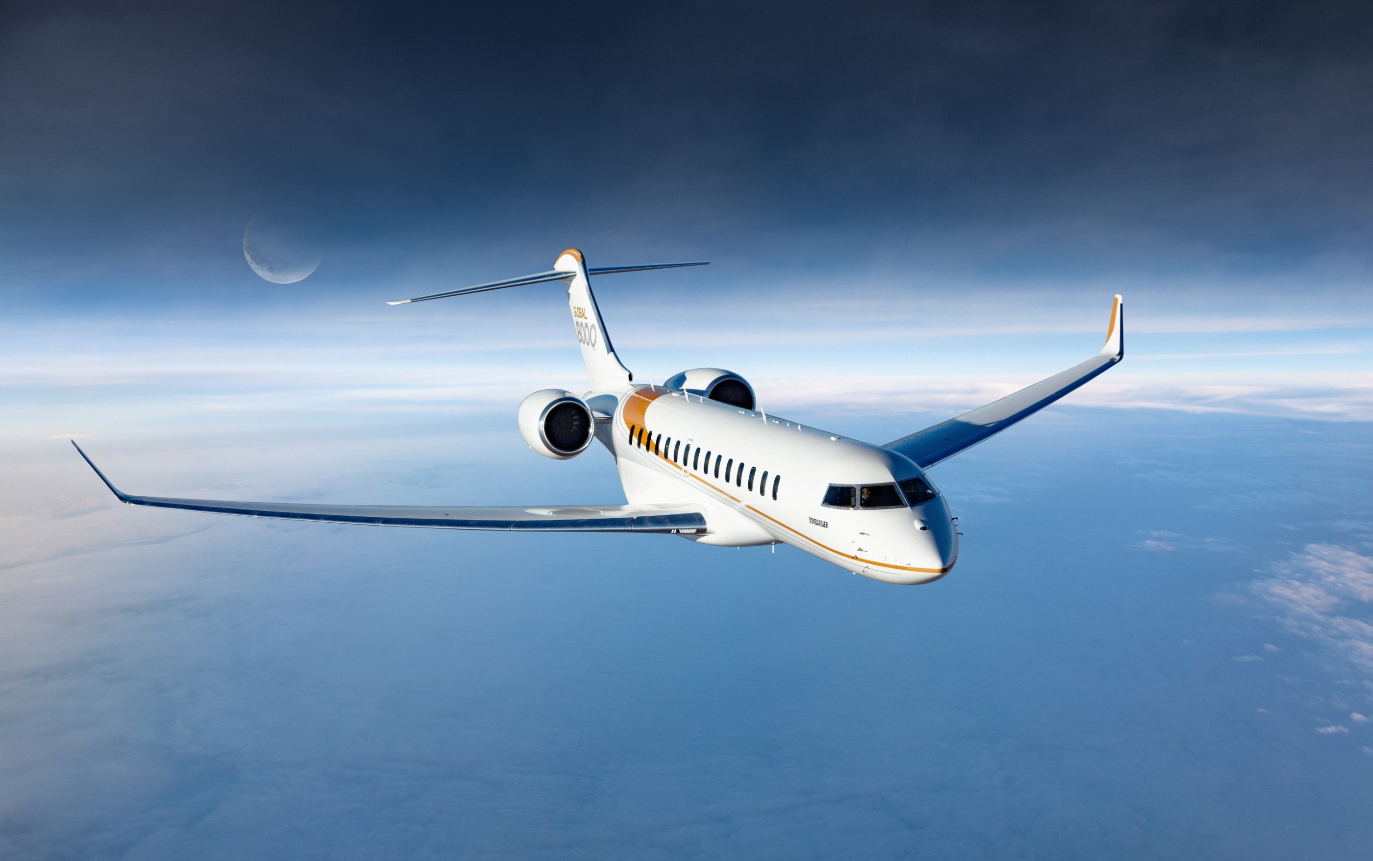 Bombardier Global 8000 volant dans le ciel avec en arrière plan la lune et un bleu intense