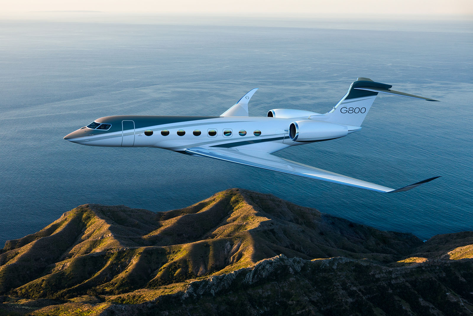 Gulfstream G800 en vol au-dessus de la côte — jet privé ultra-long-courrier de 15 200 km d'autonomie