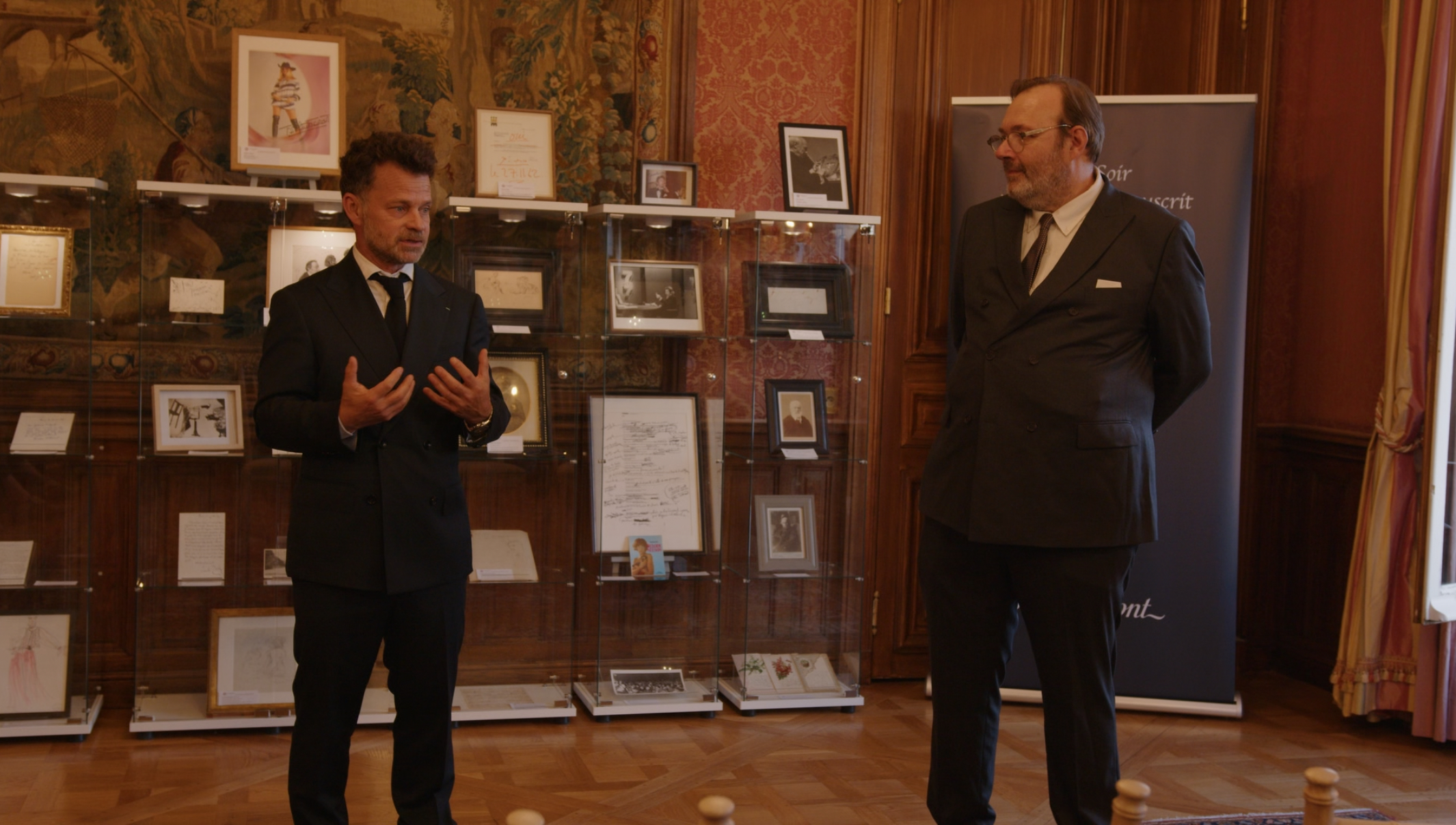 Conversation with a guest at Le Soir du Manuscrit at the Cercle de l'Union Interalliée