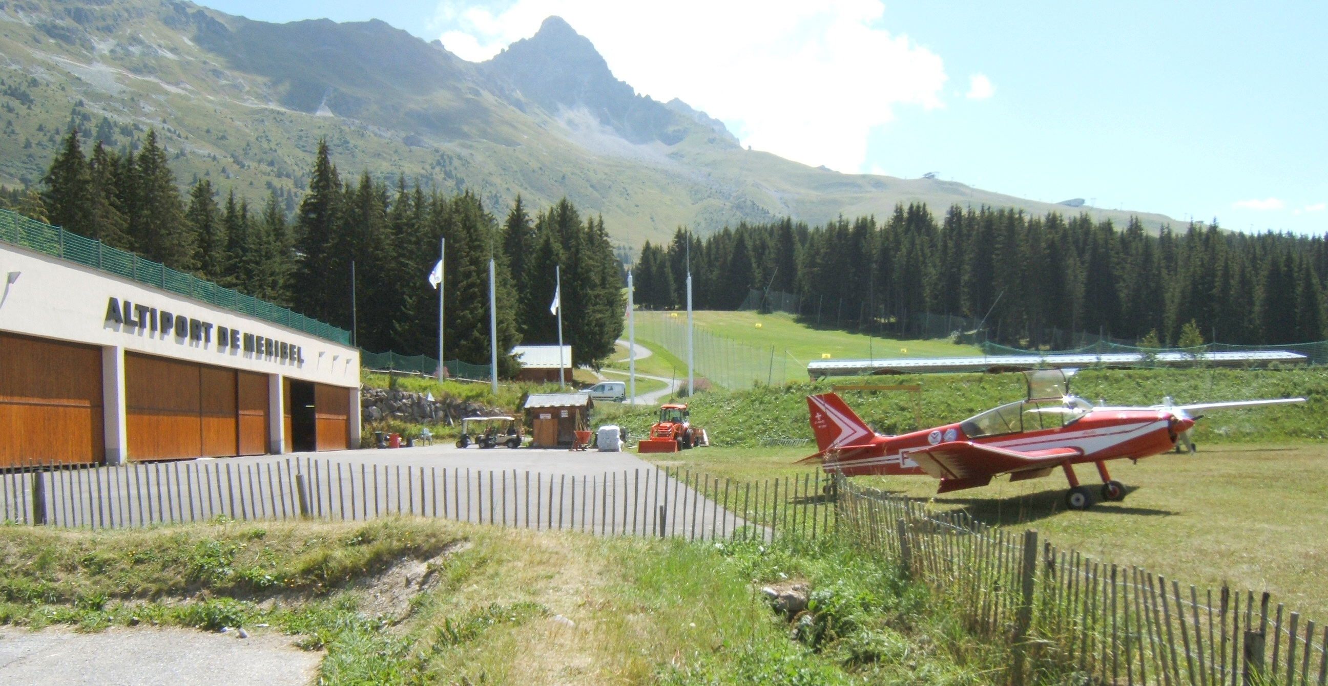 Altiport de Méribel sous la neige au-dessus de la station, dans les 3 Vallées, IBC Aviation
