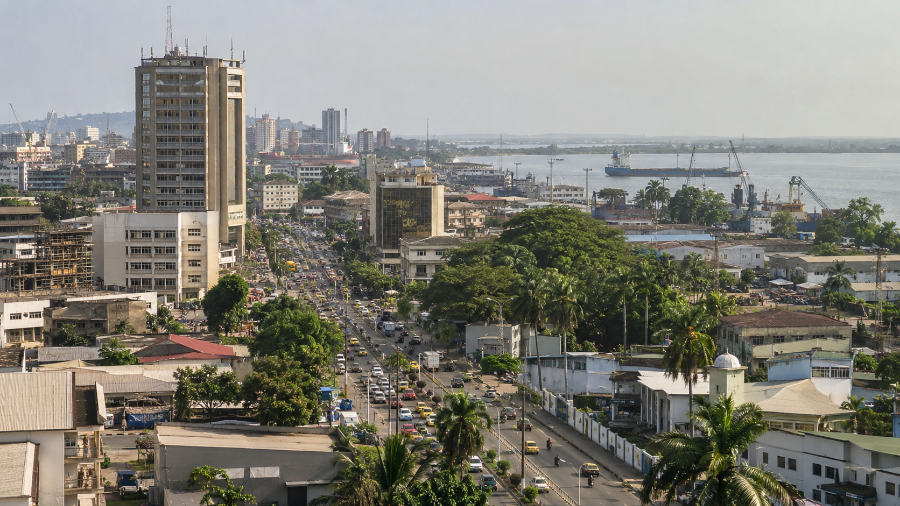 Jet privé stationné sur l'aire de trafic de l'aéroport international de Douala, au Cameroun