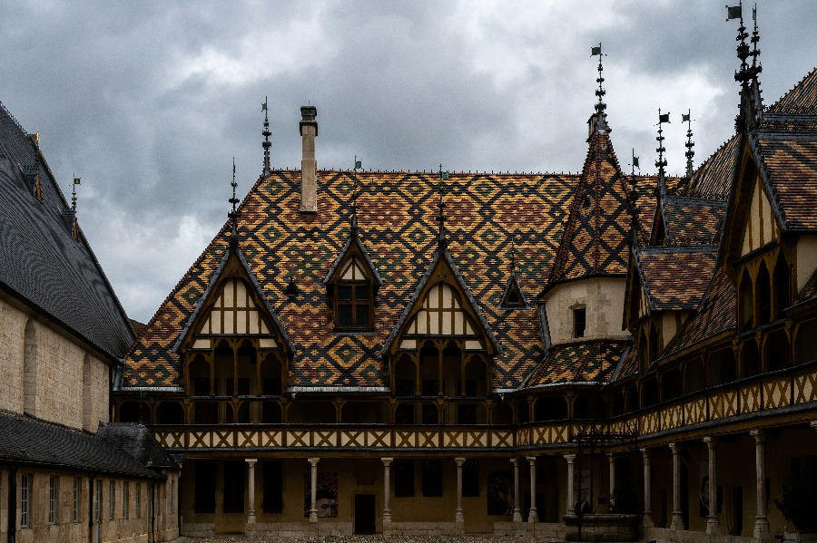 Les toits de tuiles vernissees de l'Hotel-Dieu de Beaune en Bourgogne