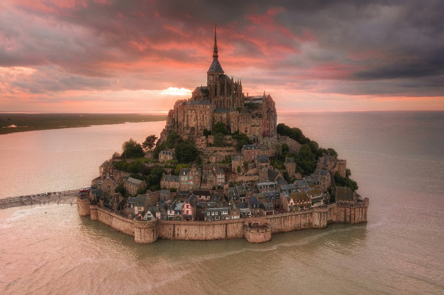 Le Mont-Saint-Michel entouré par la mer à marée haute, vu depuis la baie, IBC Aviation