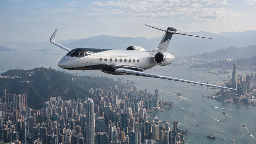 Jet privé très long-courrier sur l'aire du Hong Kong Business Aviation Centre avant un départ de nuit vers l'Europe, IBC Aviation