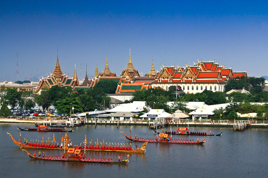 Barge royale Suphannahong sur la riviere Chao Phraya lors de la procession royale a Bangkok