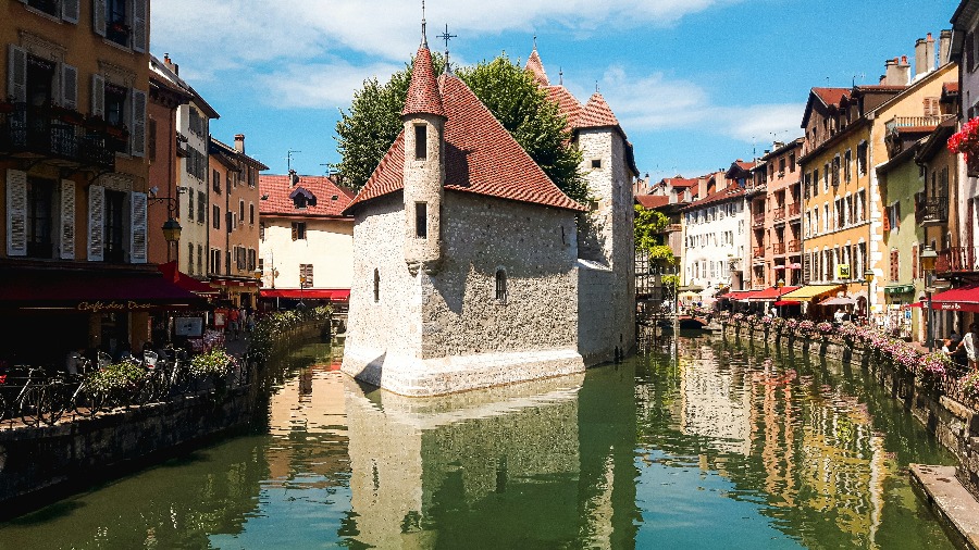 Aéroport d'Annecy Haute-Savoie Mont-Blanc, accès en jet privé au lac d'Annecy, IBC Aviation