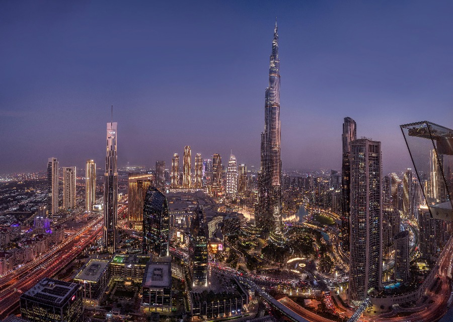 Jet privé long-courrier en vol vers Dubaï au coucher du soleil