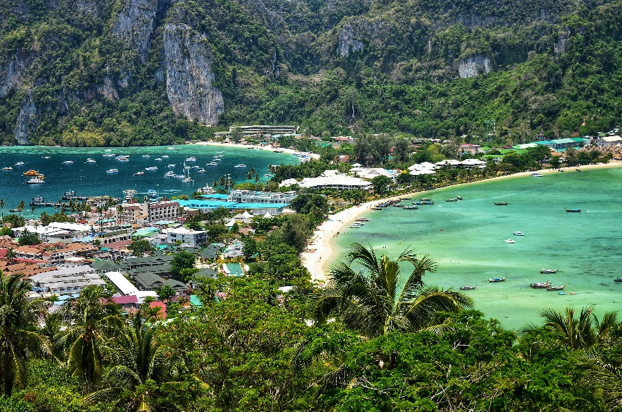 Falaises calcaires de la péninsule de Railay vues depuis la mer, accès en bateau depuis Krabi, IBC Aviation