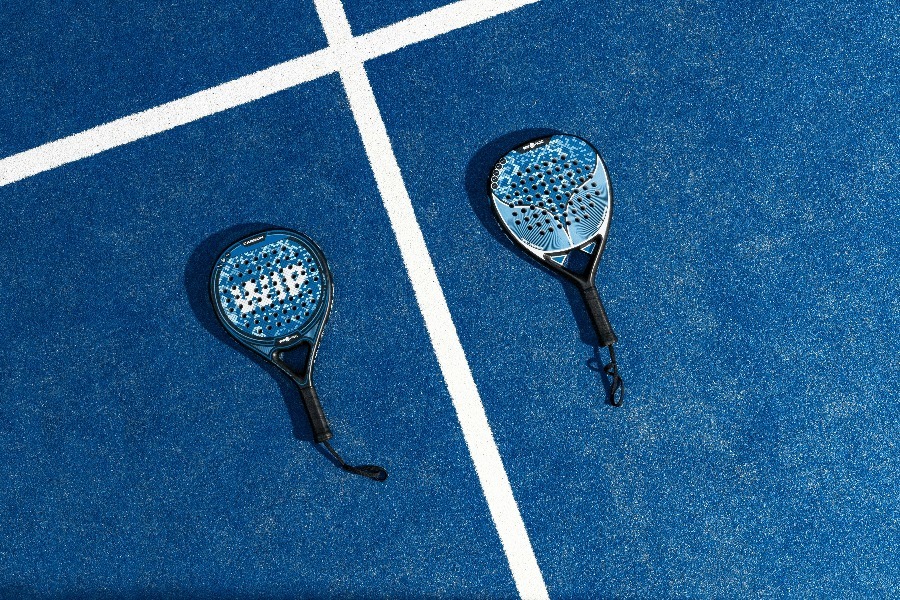 Joueurs sur un court de padel vitre en exterieur sous le soleil de Thailande