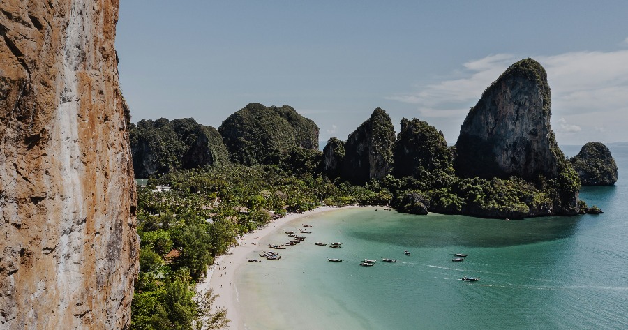 Voiliers de regate au large de la cote de Phuket pendant la King's Cup