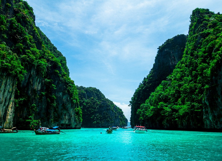 Superyachts amarrés au Phuket Yacht Haven sur la côte nord-est de Phuket, IBC Aviation