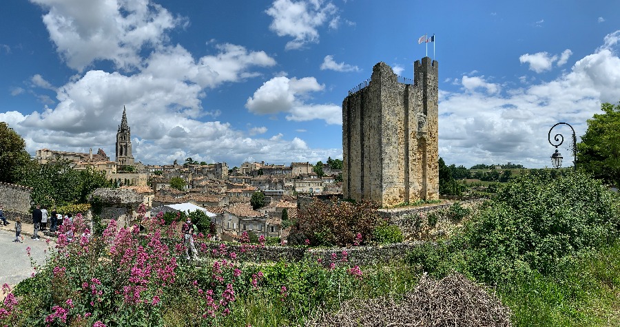 Vignoble et clocher de Saint-Émilion, accessible en jet privé par Bordeaux-Mérignac, IBC Aviation