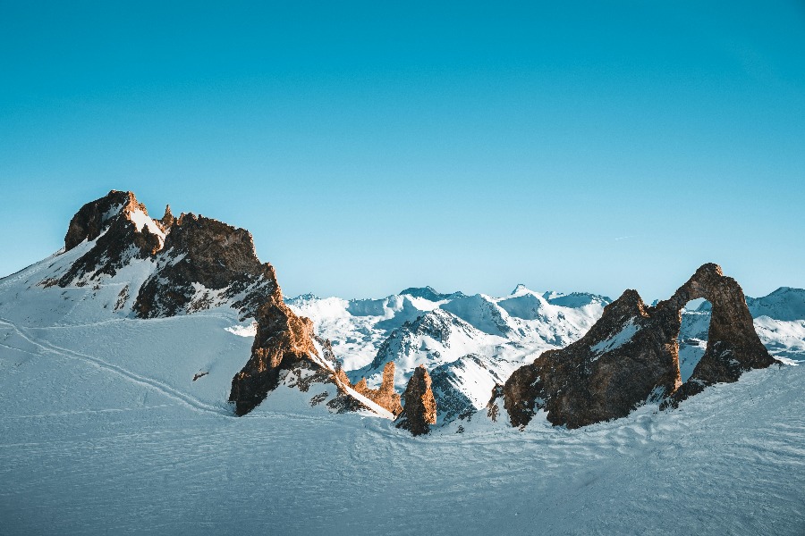 Village de Val d'Isère sous la neige, accessible en jet privé par Chambéry ou Genève, IBC Aviation