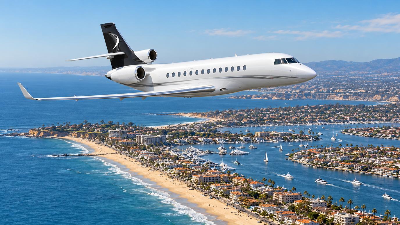 Illustration IBC Aviation : Falcon 8X devant la côte du comté d’Orange en Californie