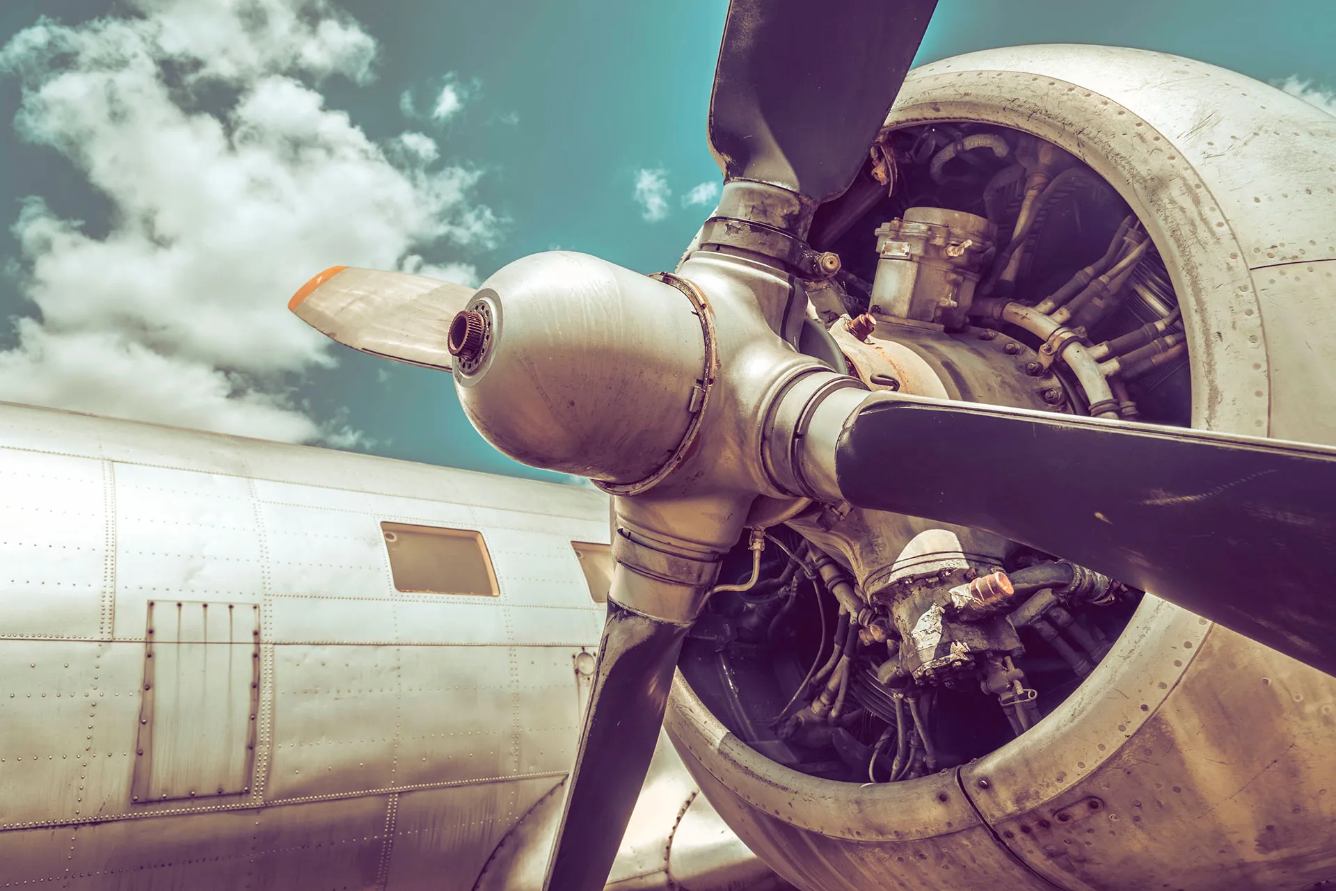 L'histoire de l'aviation privée illustrée par un avion des années 1950 une hélice au premier plan