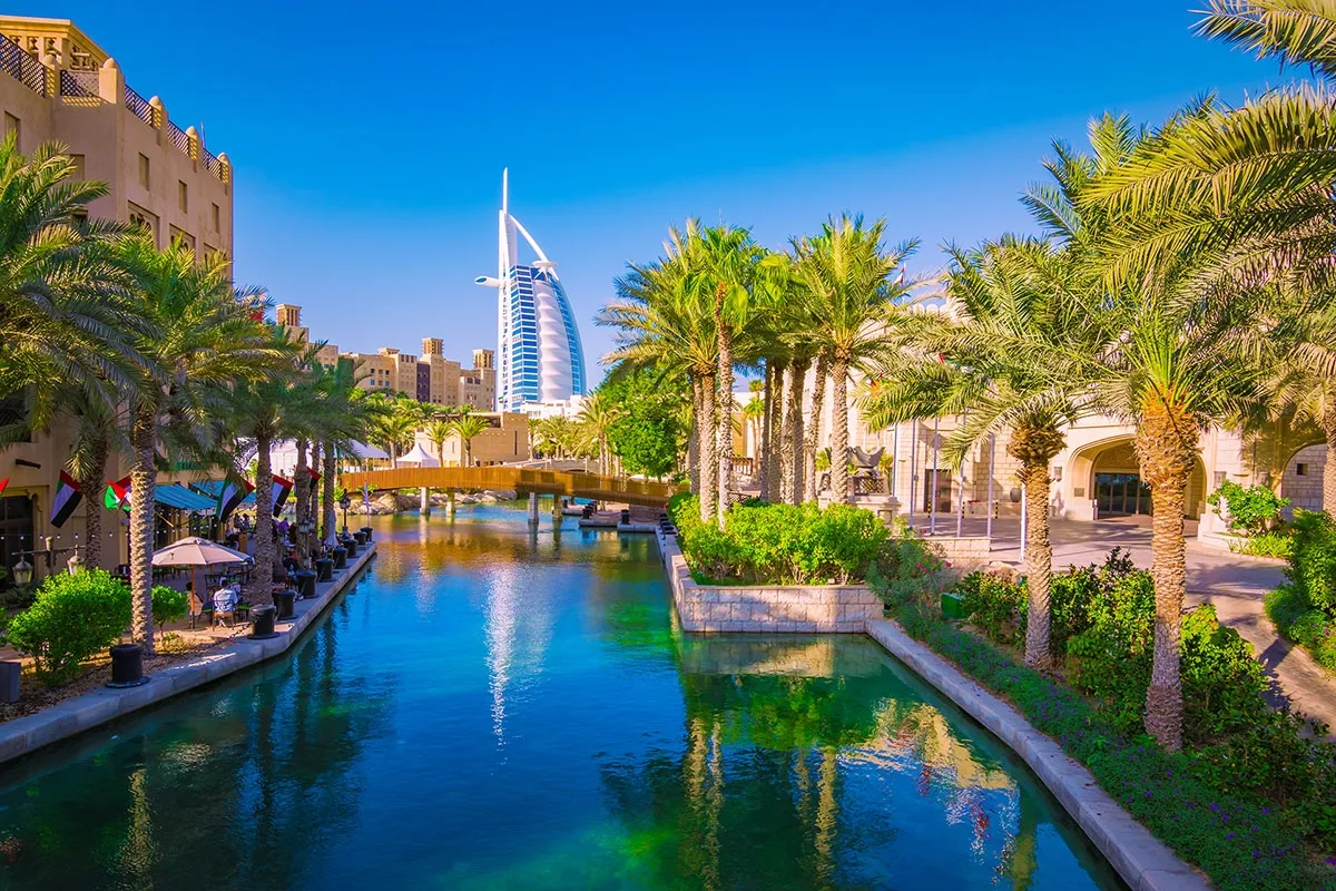 Magnifique paysage de Dubai accesible en jet privé avec en arrière plan le Burj Al Arab 