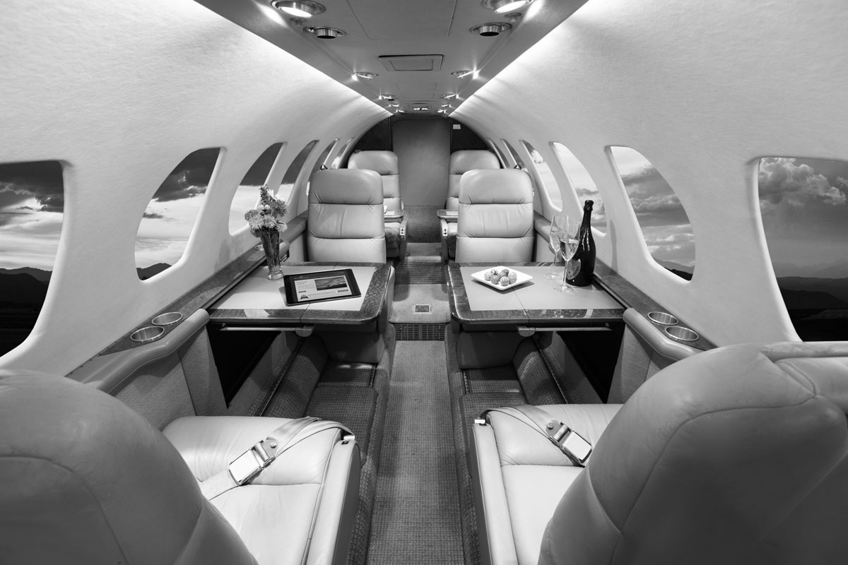 Cabine d’un Cessna Citation CJ3 avec table déployée.
