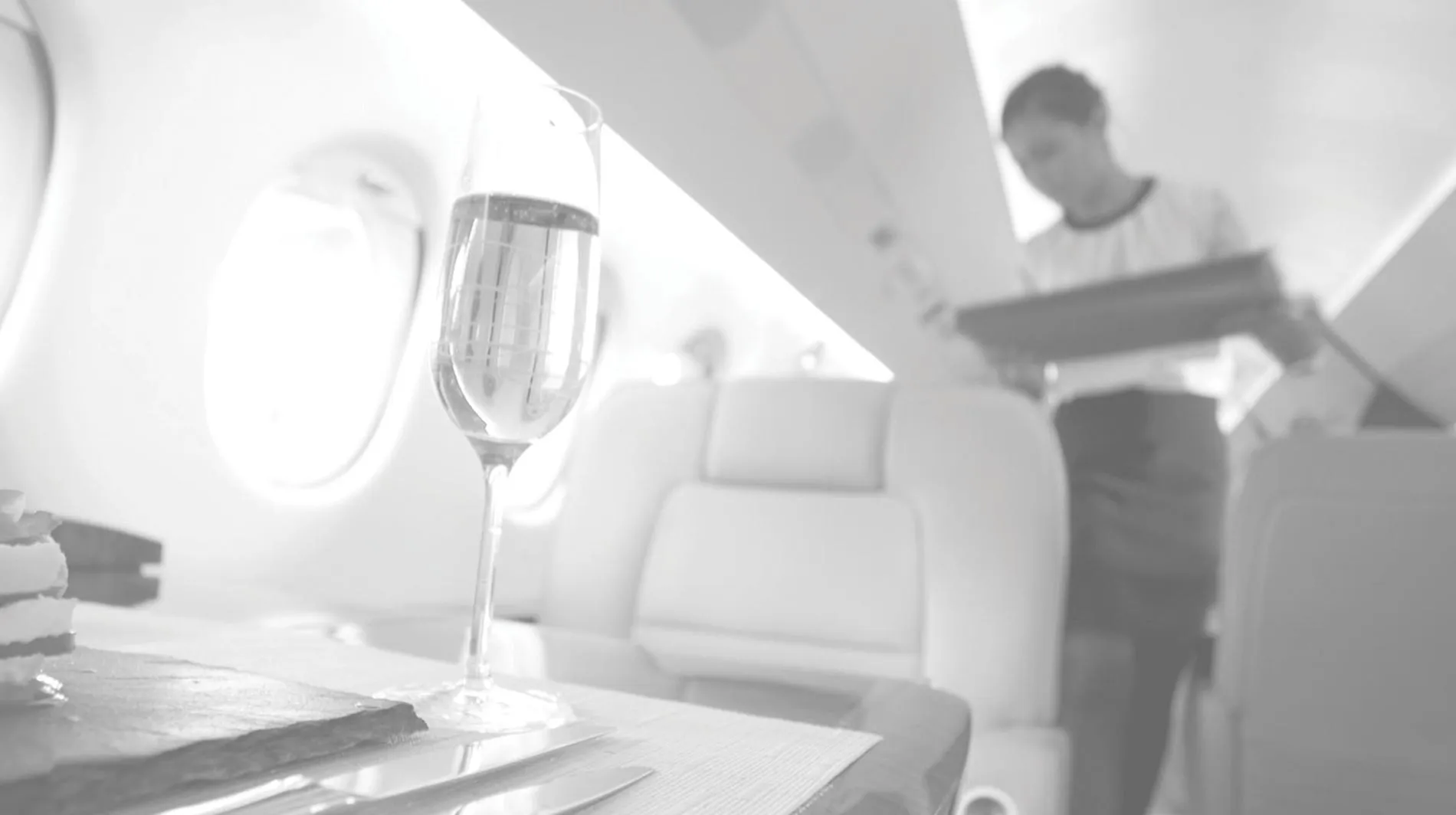 Siège et service à bord dans une cabine de jet privé.