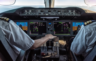 deux pilotes dans un cockpit 